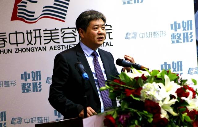 亚洲医学美学研究院副院长任文明教授从实际操作角度介绍了新材料在手术中的运用。
